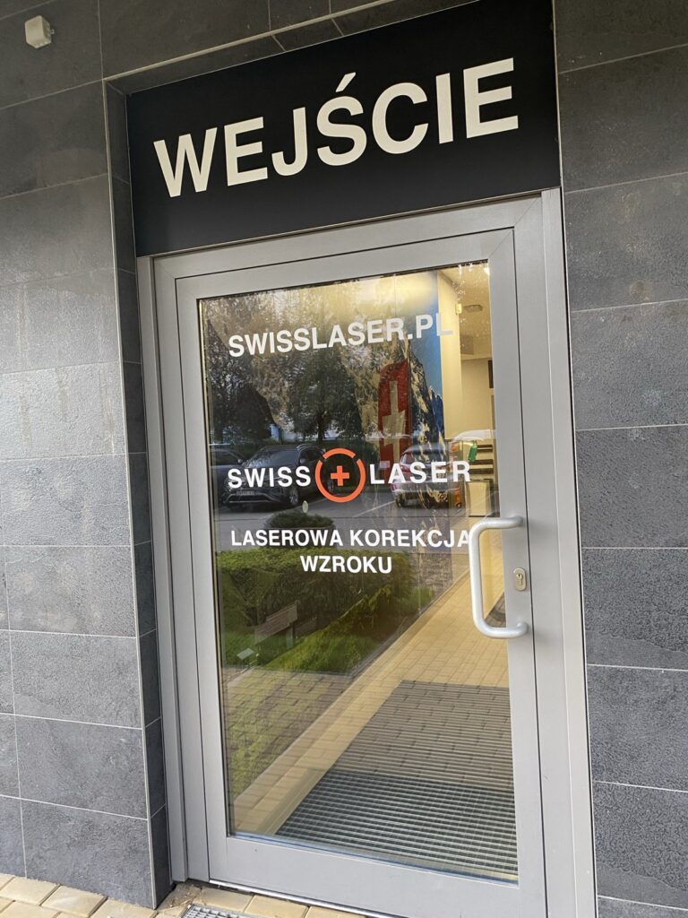 Drzwi wejściowe kliniki SwissLaser Kraków
