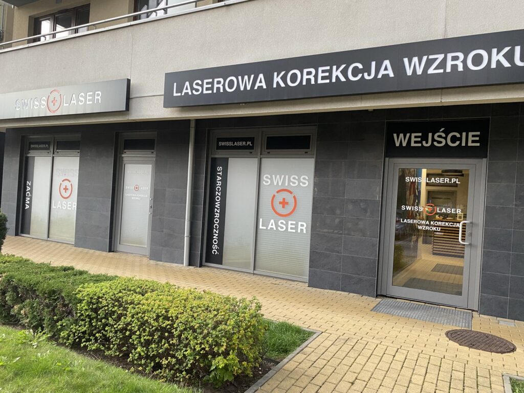 Wejście do kliniki SwissLaser – Laserowa Korekcja Wzroku, ul. Kluczborska 15 w Krakowie