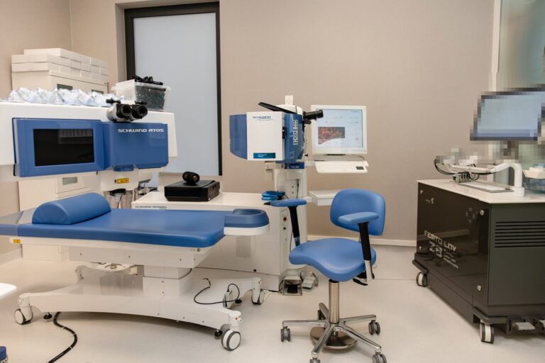 Laserraum der SwissLaser Klinik in Warschau mit SCHWIND ATOS und SCHWIND AMARIS Lasern