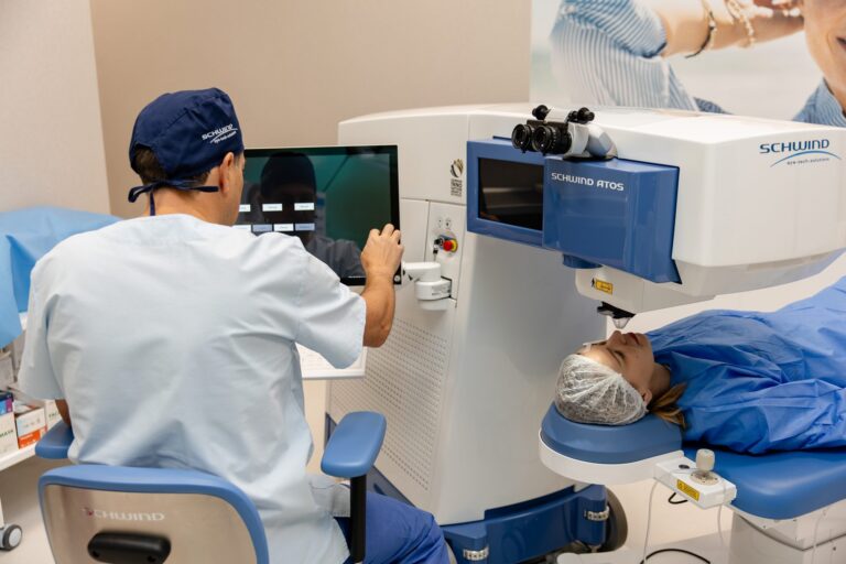 Dr. Victor Derhartunian am SCHWIND ATOS Laser in der SwissLaser Klinik in Warschau