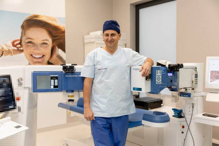 Dr Victor Derhartunian w sali laserowej kliniki SwissLaser w Warszawie, przy laserach SCHWIND